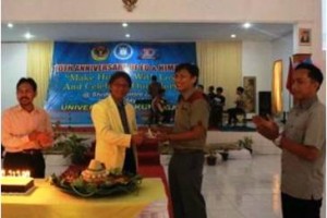 Rektor Universitas Kuningan, Dr. Iskandar, MM saat menerima nasi tumpeng pada acara syukuran Anniversary Prodi PBI FKIP Universitas Kuningan. 
